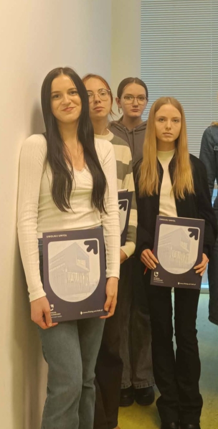 NASZE UCZENNICE W ETAPIE OKRĘGOWYM XLIV OGÓLNOPOLSKIEJ  OLIMPIADY JĘZYKA ŁACIŃSKIEGO W ŁOD